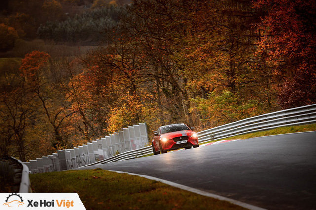 Jaguar XE SV Project 8 là sedan nhanh nhất tại Nurburgring - Ảnh 2. Jaguar XE SV Project 8 là sedan nhanh nhất tại Nurburgring - Ảnh 2.