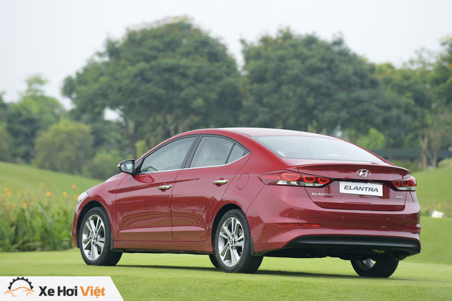 Đấu sedan C rẻ nhất Việt Nam, Hyundai Elantra giảm giá 80 triệu đồng - Ảnh 2. Đấu sedan C rẻ nhất Việt Nam, Hyundai Elantra giảm giá 80 triệu đồng - Ảnh 2.