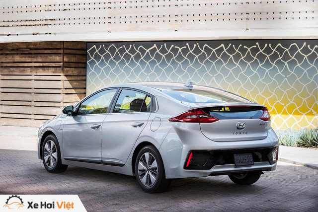 Đấu Toyota Prius Prime, Hyundai Ioniq 2018 thêm bản Plug-in Hybrid với giá rẻ hơn - Ảnh 2.