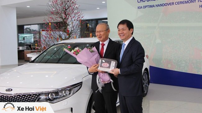 THACO trao xe Kia Optima trị giá gần 920 triệu đồng cho HLV Park Hang-seo