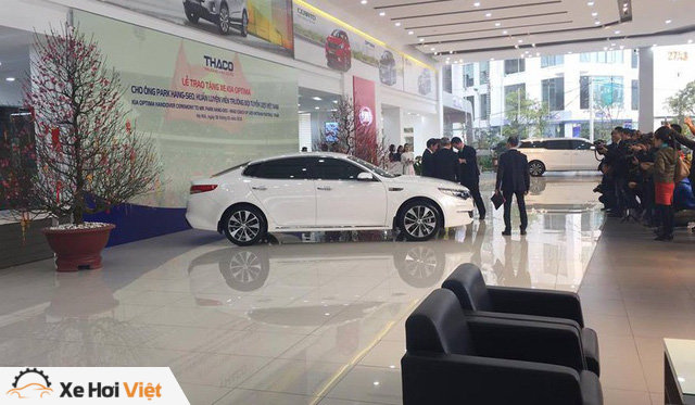 THACO trao xe Kia Optima trị giá gần 920 triệu đồng cho HLV Park Hang-seo - Ảnh 1.