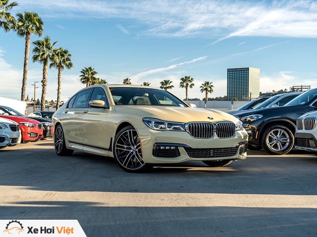 BMW 750i ấn tượng với màu sơn như xe Taxi  - 1