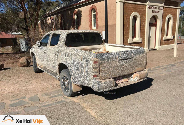 Lộ ảnh thử nghiệm của Mitsubishi Triton 2019: Ngày càng giống Pajero Sport - Ảnh 3. Lộ ảnh thử nghiệm của Mitsubishi Triton 2019: Ngày càng giống Pajero Sport - Ảnh 3.