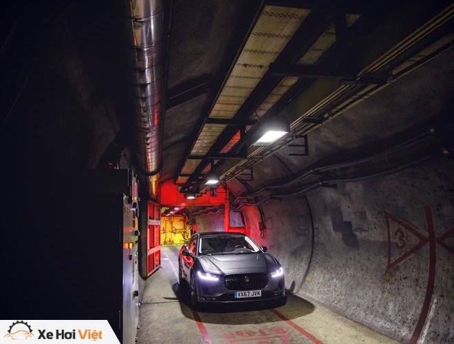 Với một lần sạc, xe điện Jaguar I-Pace có thể chạy được tới 369 km - 2