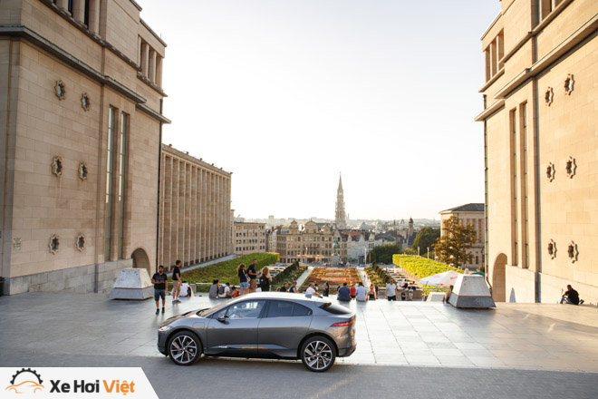 Với một lần sạc, xe điện Jaguar I-Pace có thể chạy được tới 369 km - 9