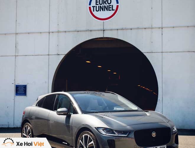 Với một lần sạc, xe điện Jaguar I-Pace có thể chạy được tới 369 km - 4