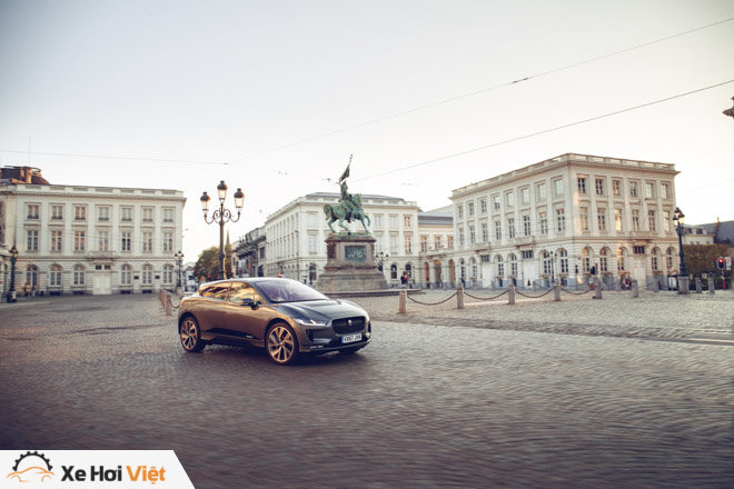 Với một lần sạc, xe điện Jaguar I-Pace có thể chạy được tới 369 km - 1