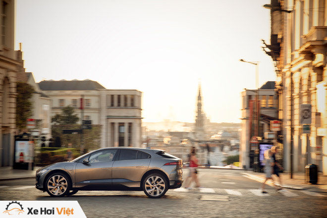 Với một lần sạc, xe điện Jaguar I-Pace có thể chạy được tới 369 km - 10