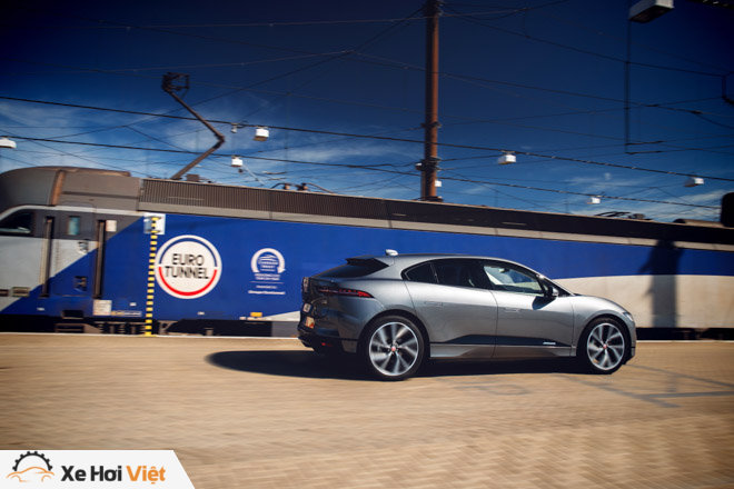 Với một lần sạc, xe điện Jaguar I-Pace có thể chạy được tới 369 km - 7