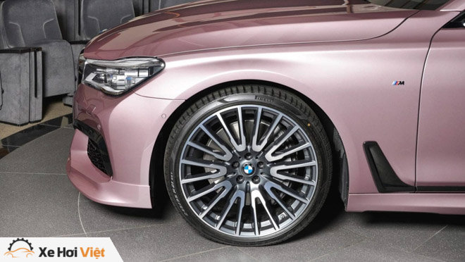 BMW 750Li xDrive cực cá tính với màu sơn hồng phấn - 9