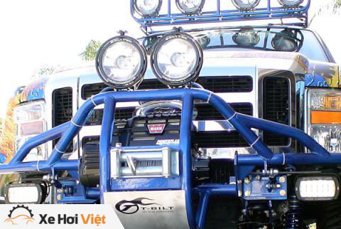 Một chiếc bán tải gắn thêm đèn trợ sáng.