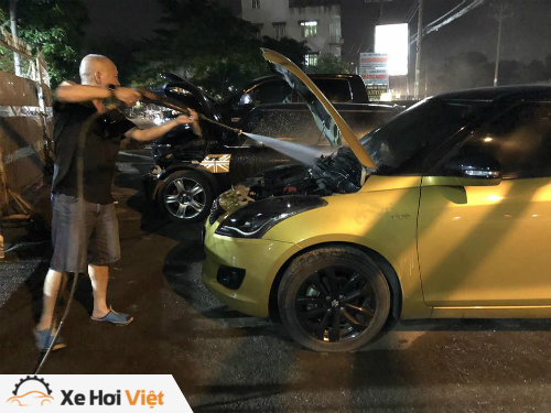 Anh Duy Đức tự làm sạch khoang động cơ chiếc Suzuki Swift của mình.