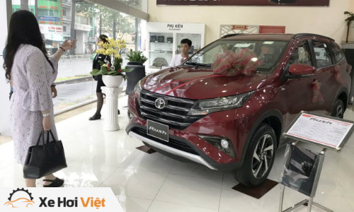 Khách hàng tham khảo xe Rush tại một đại lý Toyota ở TP HCM. Ảnh: Thành Nhạn. 