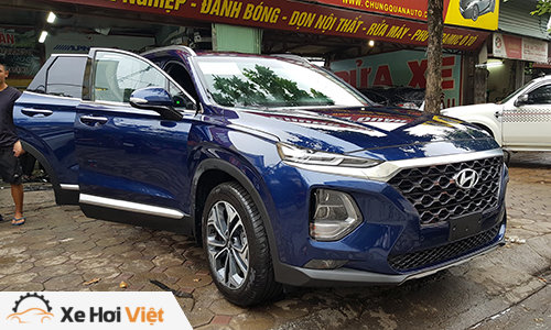 Santa Fe 2019 xuất heienj trên một con phố tại Hà Nội. Ảnh: Nguyễn Kiên.