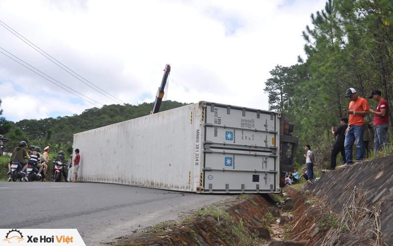 Lật container trên đèo Mimosa, giao thông Đà Lạt – TP HCM ách tắc nhiều giờ - Ảnh 2. Lật container trên đèo Mimosa, giao thông Đà Lạt – TP HCM ách tắc nhiều giờ - Ảnh 2.