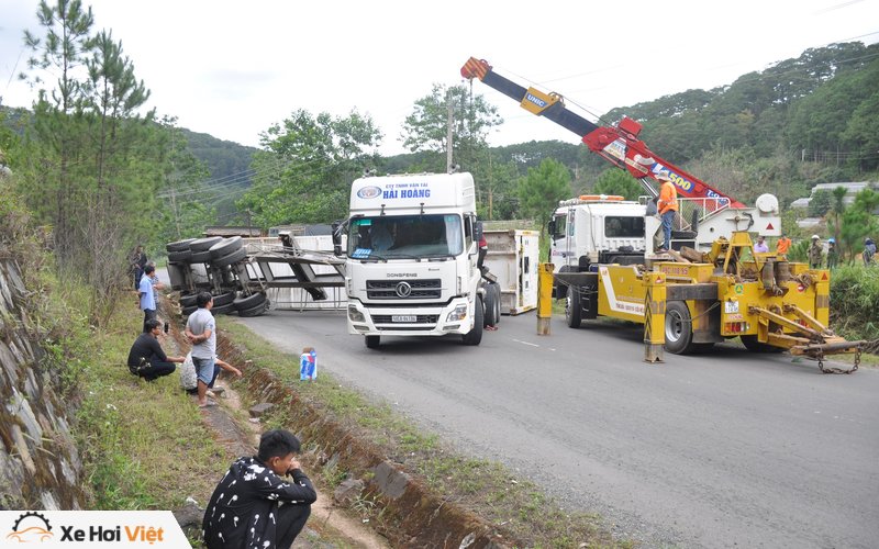 Lật container trên đèo Mimosa, giao thông Đà Lạt – TP HCM ách tắc nhiều giờ - Ảnh 1. Lật container trên đèo Mimosa, giao thông Đà Lạt – TP HCM ách tắc nhiều giờ - Ảnh 1.
