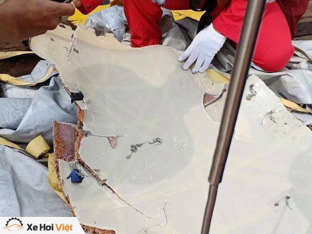  Phát hiện nhiều mảnh vỡ từ xác máy bay chở 188 người của Indonesia - Ảnh 2.