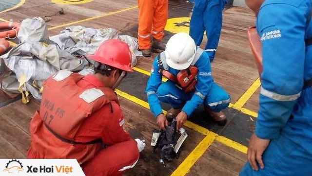  Phát hiện nhiều mảnh vỡ từ xác máy bay chở 188 người của Indonesia - Ảnh 1.