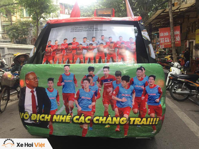 Fan cuồng đội phủ kín xế yêu bằng hình tuyển Việt Nam, mơ vô địch AFF Cup - 2