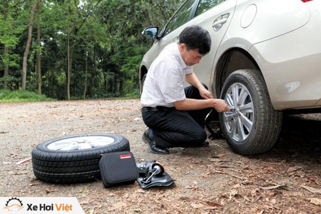 10 bước thay lốp xe thủng nhanh chóng và an toàn nhất - 1