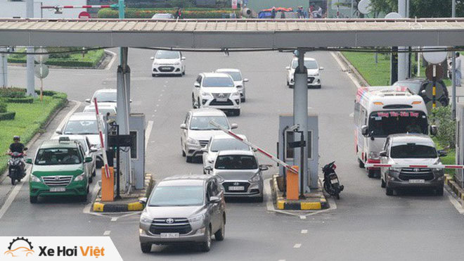 Miễn thu phí cho xe ô tô khi đón trả khách tại sân bay - 1