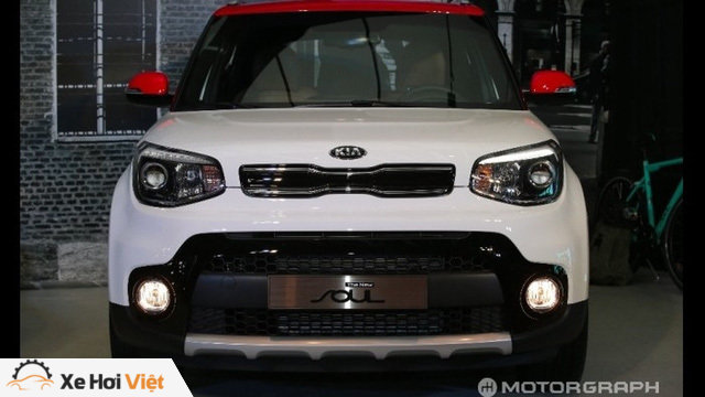 
Qua hình ảnh từ giới truyền thông Hàn Quốc, có thể thấy Kia Soul 2017 được trang bị cản va trước/sau cải tiến nhẹ. Bên cạnh đó là cụm đèn pha HID mới với dải đèn LED định vị ban ngày khác biệt.
