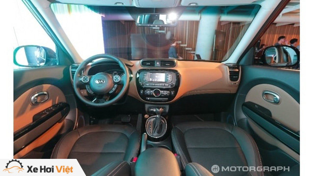 
Bên trong Kia Soul nâng cấp không có quá nhiều điểm mới so với trước. Chỉ biết, hãng Kia đã mở rộng các phụ kiện trang trí của Soul 2017 tại thị trường quê nhà. Ví dụ như nội thất với 2 màu nâu phối với nhau mới.
