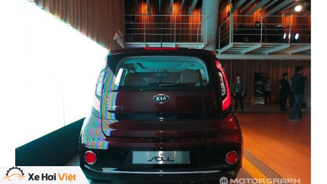 
Đằng sau Kia Soul 2017 cũng có đèn hậu mới. 
