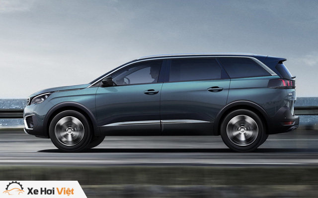 Là xe SUV cỡ C, Peugeot 5008 2017 sở hữu chiều dài tổng thể 4.640 mm và chiều dài cơ sở 2.840 mm. Như vậy, chiều dài tổng thể của Peugeot 5008 2017 tương đương Nissan X-Trail sắp ra mắt thị trường Việt Nam. Tuy nhiên, chiều dài cơ sở của Peugeot 5008 2017 lại nhỉnh hơn 135 mm so với Nissan X-Trail.