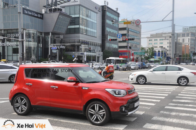 
Theo kế hoạch, Kia Soul 2017 sẽ ra mắt thị trường Mỹ trong triển lãm Los Angeles năm nay. Dự kiến, Kia Soul nâng cấp dành cho các thị trường quốc tế sẽ có thiết kế không thay đổi quá nhiều so với phiên bản Hàn Quốc. 
