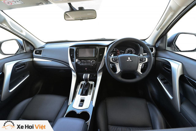 Trong khi đó, không gian nội thất của Mitsubishi Pajero Sport thế hệ mới lại học theo các dòng xe du lịch cũng như SUV hạng sang với bảng điều khiển trung tâm hình chữ T và nằm cao. Ngoài ra, ghế của Mitsubishi Pajero Sport thế hệ mới cũng được tái thiết kế để mang đến cảm giác thoải mái hơn cho người ngồi. Mọi vị trí ngồi trong Mitsubishi Pajero Sport thế hệ mới đều có khe gió điều hòa.