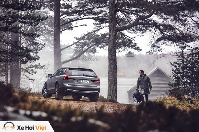Volvo V90 Cross Country được phát triển và thử nghiệm ngay tại quê nhà Thụy Điển vốn có mùa đông rất khắc nghiệt. 77% địa hình của Thụy Điển là rừng và hồ nước, rất lý tưởng để thử nghiệm khả năng vận hành của một mẫu xe đa-zi-năng như Volvo V90 Cross Country.