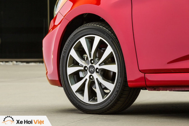 
Đắt hơn phiên bản tiêu chuẩn nên Hyundai Accent Value Edition đương nhiên có nhiều trang bị hơn. Có thể kể đến bộ vành hợp kim 16 inch, phanh đĩa trên bánh sau...
