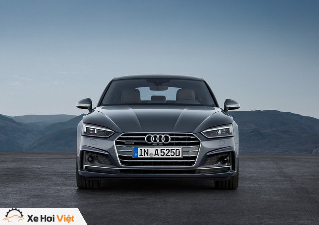 Về thiết kế, Audi A5 Sportback 2017 khá giống với phiên bản 2 cửa đã ra mắt trước đó. Trên đầu xe cũng có lưới tản nhiệt đặc trưng của nhãn hiệu Audi cùng cản va tái thiết kế, đi kèm cánh lướt gió và hốc đèn sương mù khác biệt.
