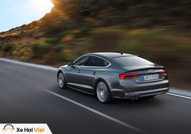 So với phiên bản cũ, Audi A5 Sportback 2017 được trang bị đèn pha hoàn toàn khác. Bên cạnh đó là nắp capô dập gân ấn tượng hơn, sườn xe thay đổi nhẹ và cụm đèn hậu mang thiết kế mới.