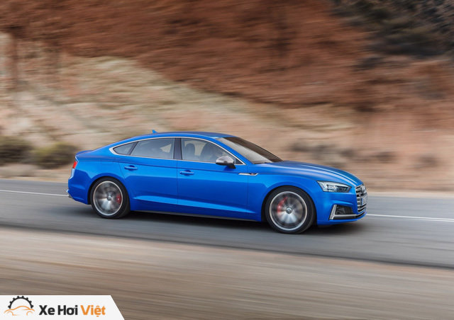 Chưa hết, Audi A5 Sportback 2017 còn được trang bị hàng loạt động cơ diesel khác nhau. Đầu tiên là động cơ diesel TDI, dung tích 2.0 lít với công suất tối đa 187 mã lực và mô-men xoắn cực đại 400 Nm. Hai con số tương ứng của động cơ diesel TDI, dung tích 3.0 lít là 214 mã lực và 400 Nm. Bên cạnh đó là phiên bản mạnh hơn của động cơ TDI, dung tích 3.0 lít với công suất tối đa 281 mã lực và mô-men xoắn cực đại 620 Nm.