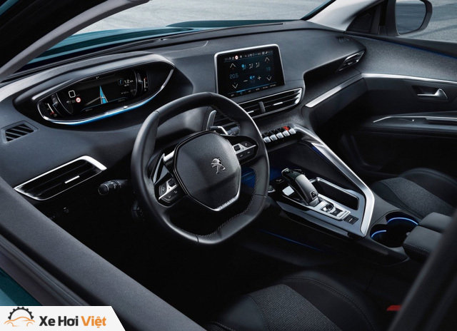 Cách bố trí nội thất của Peugeot 5008 2017 tương tự với 208 và có tên i-Cockpit. Điểm nhấn là vô lăng cỡ nhỏ, màn hình cảm ứng 8 inch và màn hình hiển thị thông tin trên kính chắn gió 12,3 inch.
