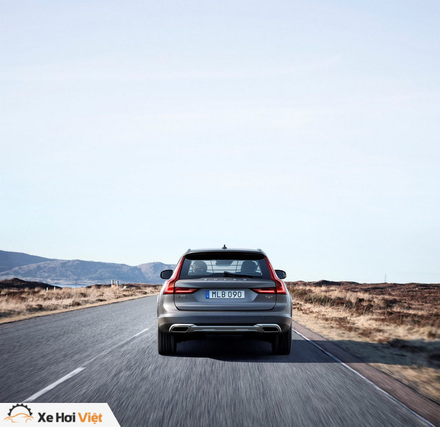 Theo kế hoạch, hãng Volvo sẽ bắt đầu sản xuất V90 Cross Country tại nhà máy Torslanda ở Thụy Điển vào mùa thu năm nay. Hiện giá bán của Volvo V90 Cross Country vẫn chưa được công bố.